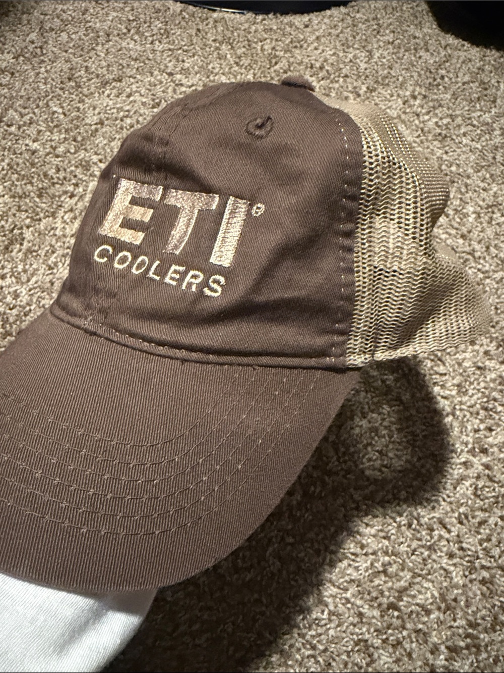 Yeti Coolers brown & tan trucker style hat - EUC!